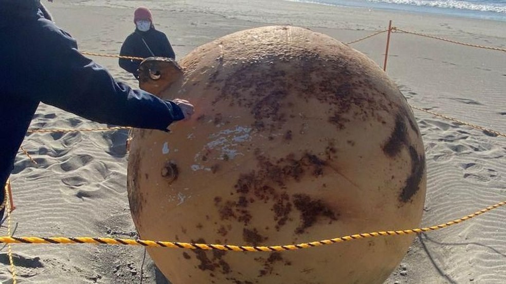 A esfera metálica que apareceu na costa do Japão despertou curiosidade e até teorias da conspiração — Foto: Getty Images via BBC