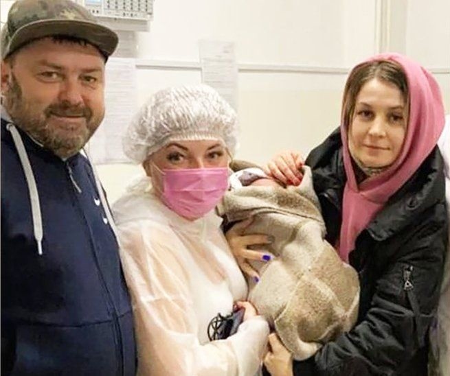 Dmitry e Anna Litvinov, pais de Renat, querem adotar a menina (Foto: Reprodução Instagram)