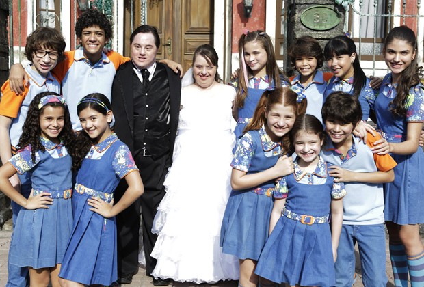 Vestidos de noivos, Ariel Goldenberg e Rita de Cássia gravam participação em 'Chiquititas' (Foto: Divulgação/SBT)