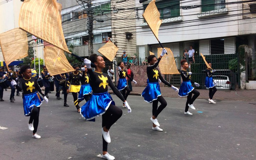 Desfile de civis nas ruas do centro de Salvador (Foto: Henrique Mendes/G1)