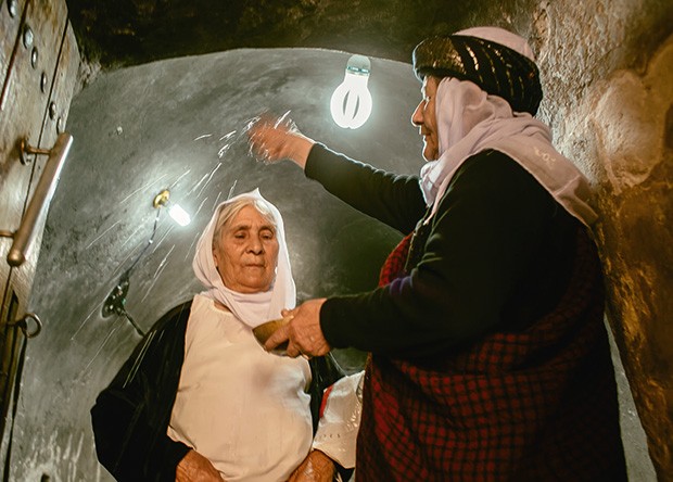 Hure Murad é rebatizada após ter sido forçada a se tornar muçulmana (Foto: Marcio Pimenta)