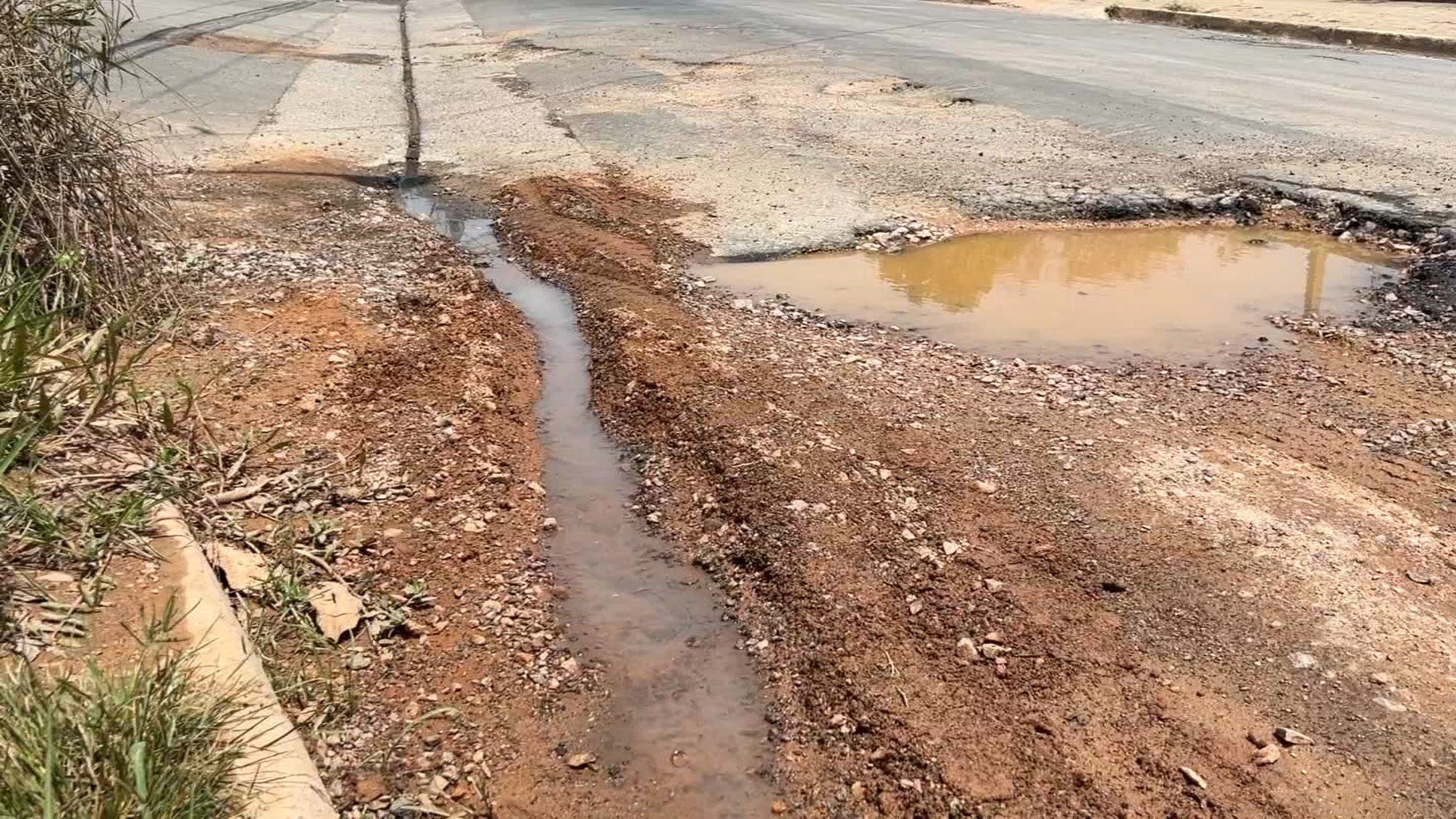 Moradores reclamam há quase dois anos de problemas com buracos em bairro de Várzea Paulista