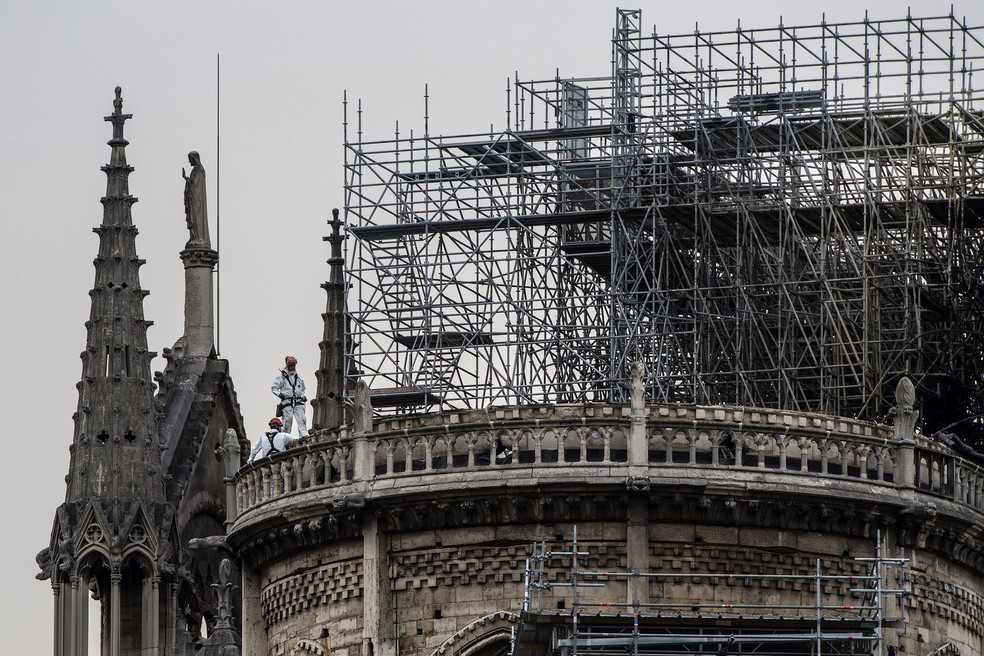Trabalhadores no teto da catedral de Notre-Dame na terça (23) — Foto: Christophe Archambault / AFP