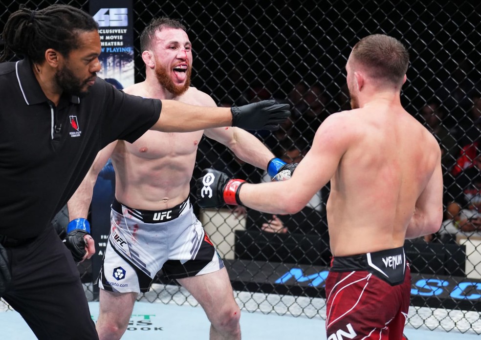 Dvalishvili brinca com Petr Yan no UFC — Foto: Reprodução