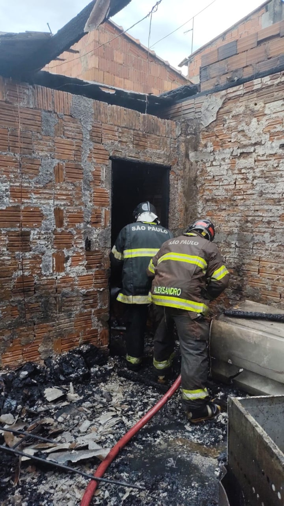 Bombeiros controlam chamas em casa e salvam cachorro em Porto Ferreira — Foto: Corpo de Bombeiros/Divulgação