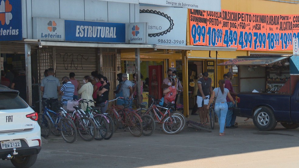 Fila em lotérica na Estrutural, no Distrito Federal — Foto: TV Globo/Reprodução