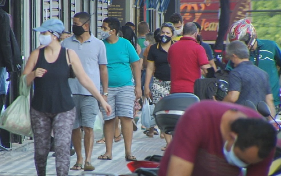 Pessoas usando máscara em um local público em Goiânia, Goiás — Foto: Reprodução/TV Anhanguera