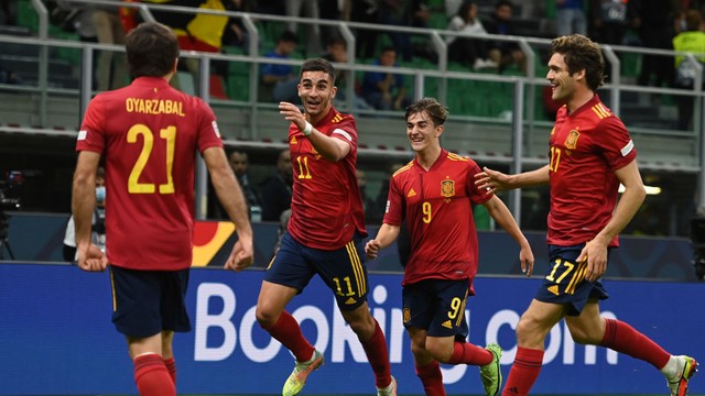 Jogadores da Espanha comemoram um dos gols de Ferrán Torres contra a Itália, pela Liga das Nações