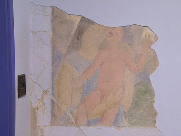 Obra descoberta por restauradores está na parede onde ficava a varanda da casa (Foto: Antônio Luiz/EPTV)
