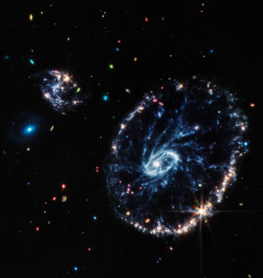 Outra imagem da Galáxia Roda de Carro, em uma frequência diferente do infravermelho. — Foto: NASA/ESA/CSA/STScI/Divulgação
