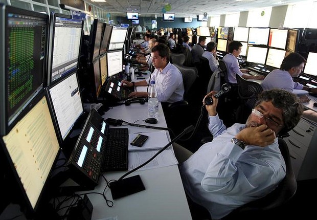 Operadores na corretora XP Investimentos em São Paulo (Foto: Paulo Whitaker/Reuters)