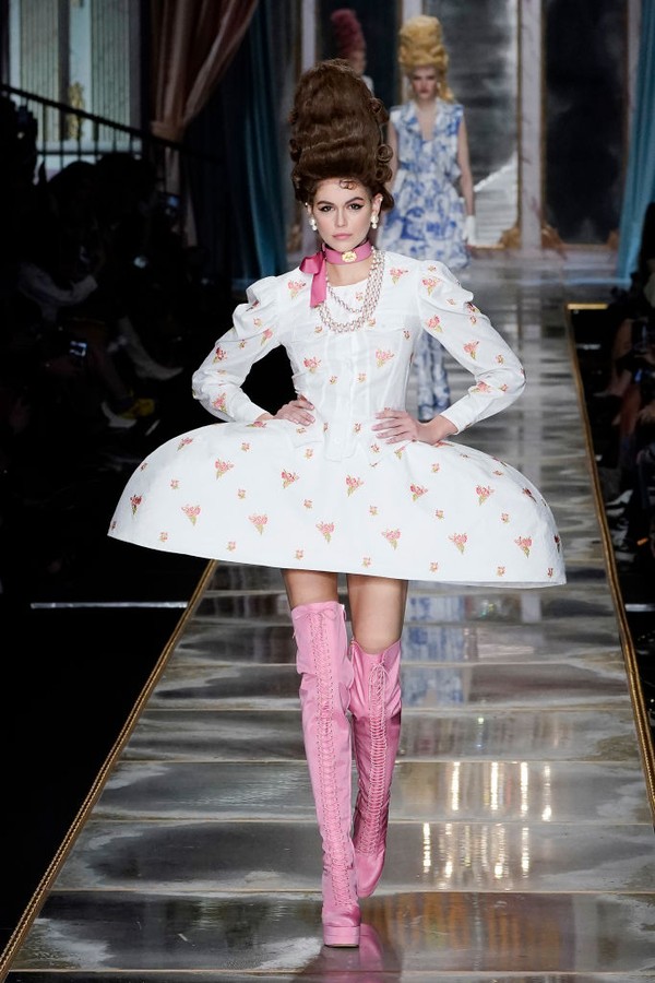 MILAN, ITALY - FEBRUARY 20: Kaia Gerber walks the runway during the Moschino fashion show as part of Milan Fashion Week Fall/Winter 2020-2021 on February 20, 2020 in Milan, Italy. (Photo by Pietro S. D'Aprano/Getty Images) (Foto: Getty Images)