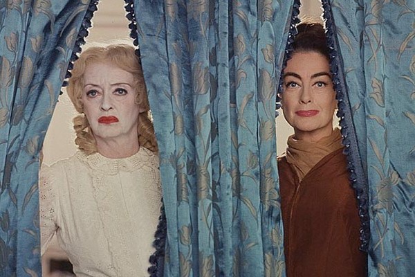 Bette Davis e Joan Crawford em ‘O Que Aconteceu com Baby Jane?’ (1962) (Foto: Reprodução)