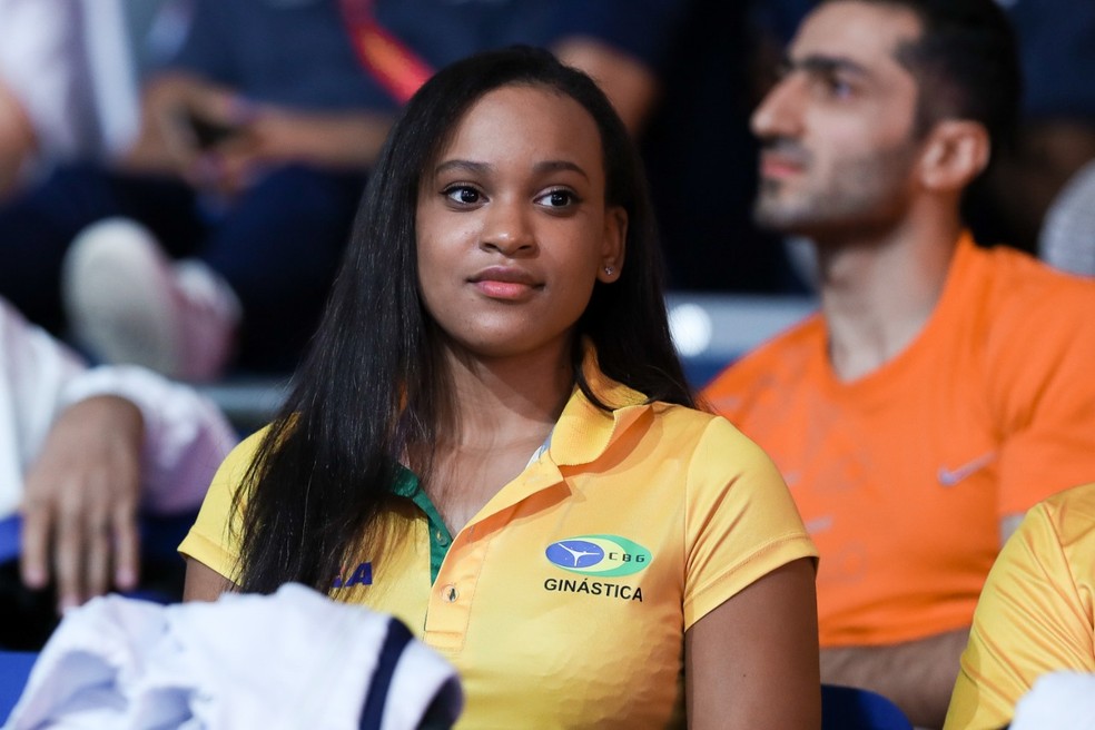 Em recuperação de cirurgia no joelho, Rebeca Andrade esteve apenas na arquibancada em Stuttgart — Foto: RICARDO BUFOLIN / PANAMERICA PRESS / CBG