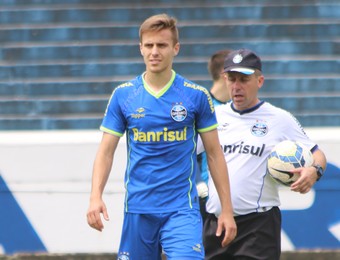 Chateado, grupo do Grêmio tenta esquecer arbitragem e foca no Goiás