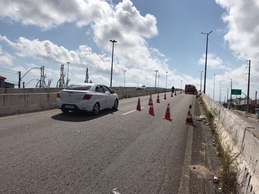 Trecho deveria ser liberado às 6h, mas continuava interditado às 9h desta terça-feira (22) — Foto: Ayrton Freire/Inter TV Cabugi