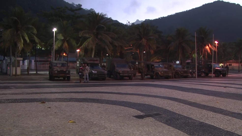 Veículos militares estacionaram na Praça Almirante Júlio de Noronha (Foto: Andressa Gonçalves/ G1)