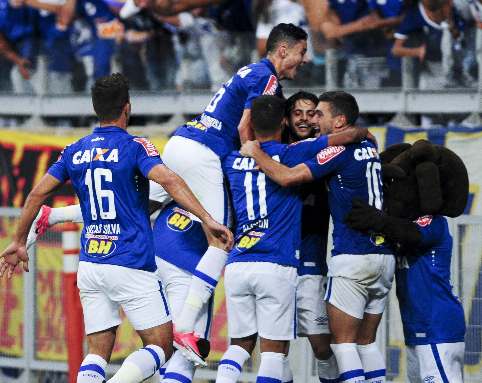 Formada por acaso, nova dupla de volantes formada por Henrique e Hudson agrada Mano Menezes