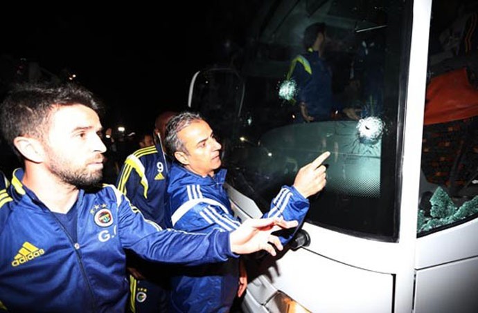 OFF - Após ataque a ônibus, Fenerbahçe pede suspensão da liga turca