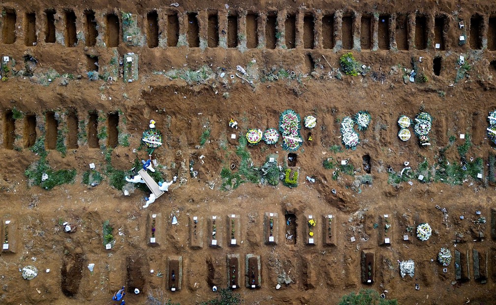 13 de maio - Enterro no cemitério da Vila Formosa, em São Paulo, durante pandemia de coronavírus (COVID-19) — Foto: Amanda Perobelli/Reuters