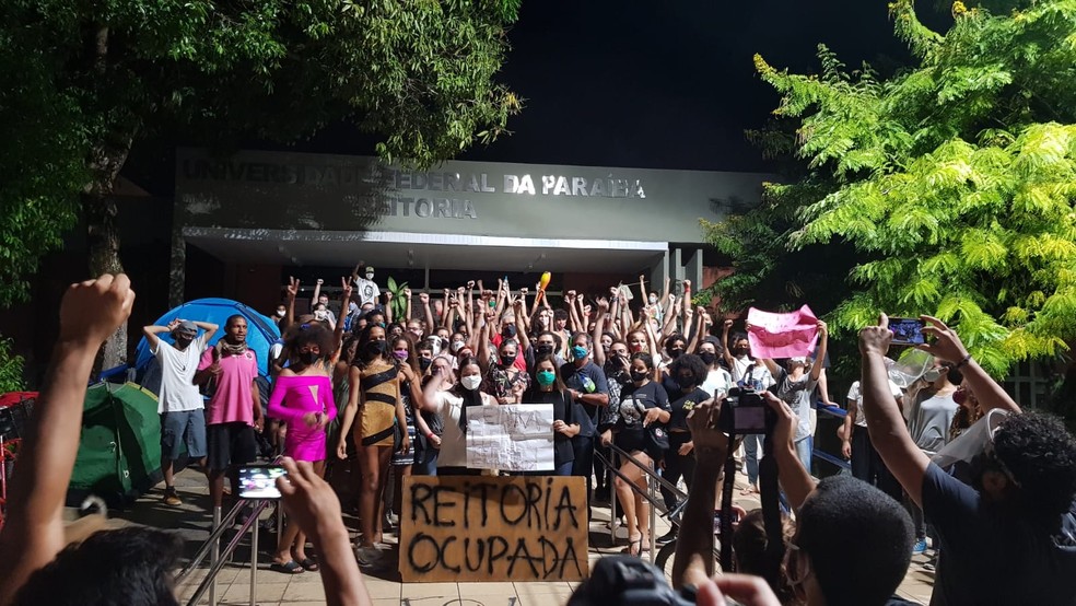 Estudantes da UFPB em ato em frente à reitoria, no dia 11 de novembro de 2020, na "Ocupa Alph" — Foto: Lara Brito/G1 PB