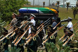 Após dez dias de homenagens, África do Sul enterra ‘pai Mandela’ (Elmond Jiyane, CGIS/AP Photo)