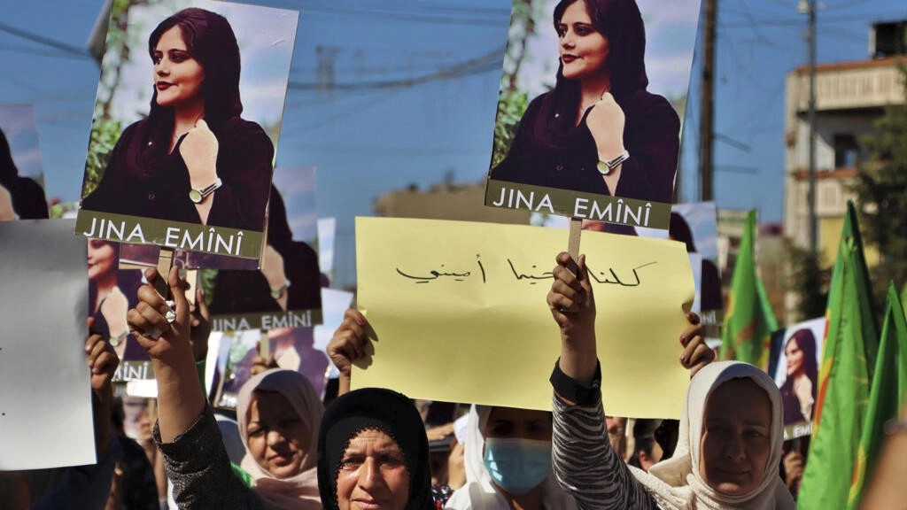 Versão persa de 'Bella Ciao' viraliza e se torna símbolo da luta das mulheres no Irã