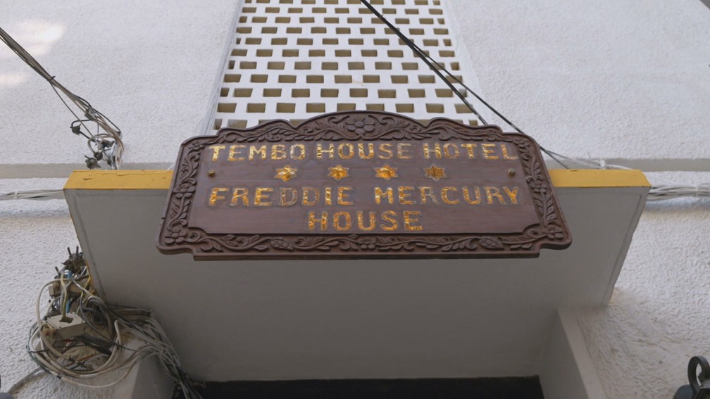 Entrada do museu em homenagem a Freddie Mercury no arquipélago africano de Zanzibar — Foto: Globo Repórter/ Reprodução