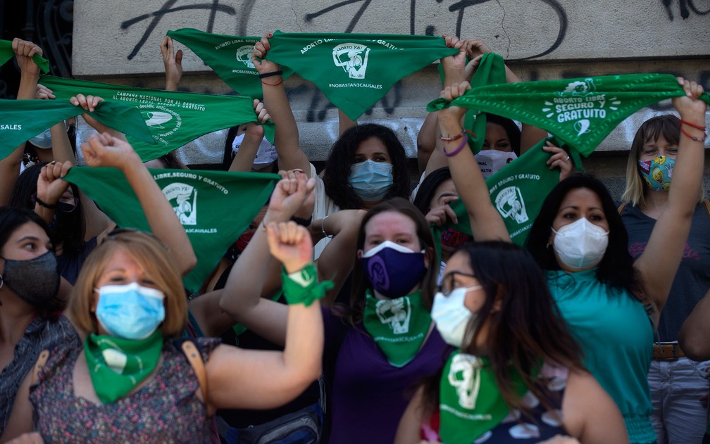 Ativistas a favor do aborto agitam lenços verdes durante manifestação em Santiago, no Chile — Foto: Claudio Reyes/AFP
