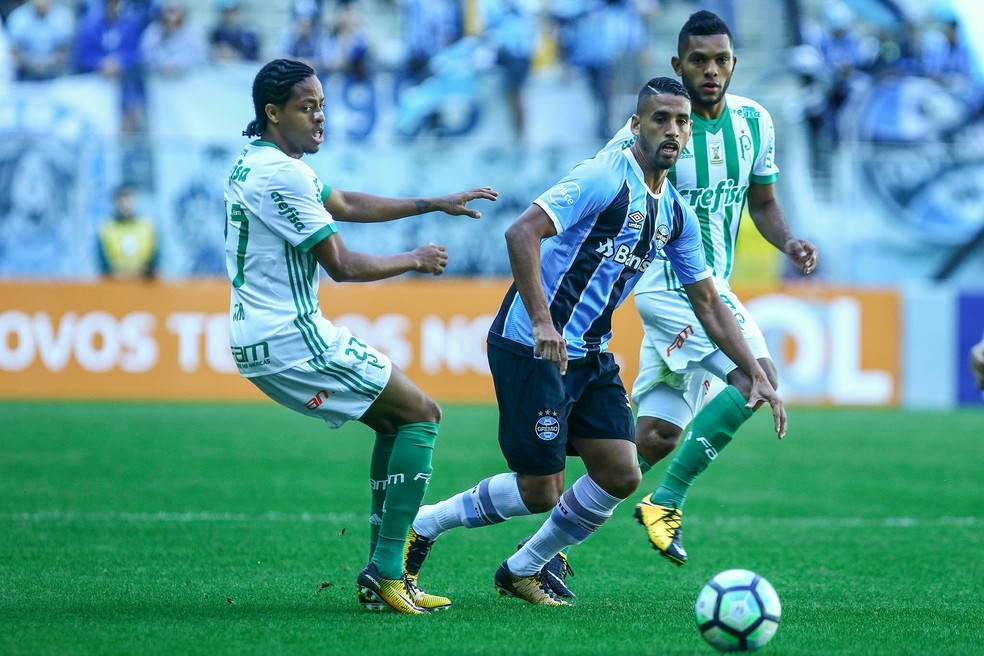 Keno disputa lance com Michel (Foto: Lucas Uebel/Divulgação Grêmio)
