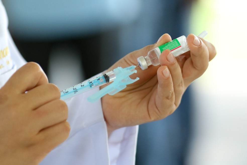 Dose da vacina contra a Covid-19 é preparada para ser aplicada no Recife — Foto: Marlon Costa/Pernambuco Press