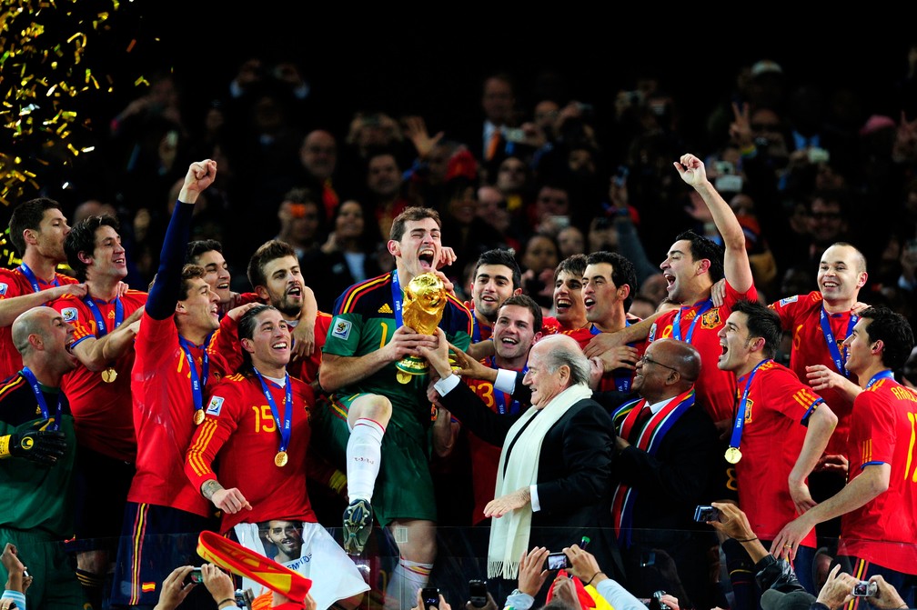 Fundamental no tÃ­tulo da Espanha, Iker Casillas ergue a Copa do Mundo em 2010 â€” Foto: Getty Images