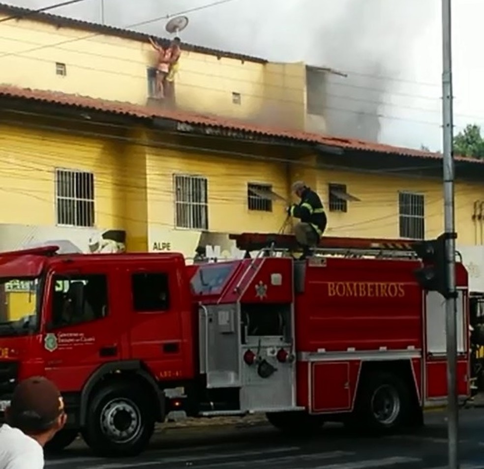 Fogo atingiu loja de peças de motos em Fortaleza (Foto: Reprodução/TV Verdes Mares)