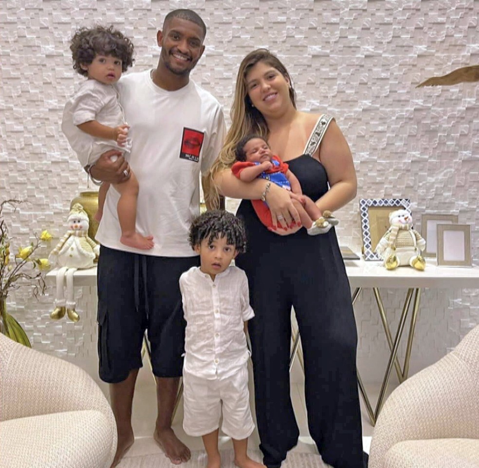 Marlon, ex-Flu, com a mulher e os filhos — Foto: Reprodução/TV Globo