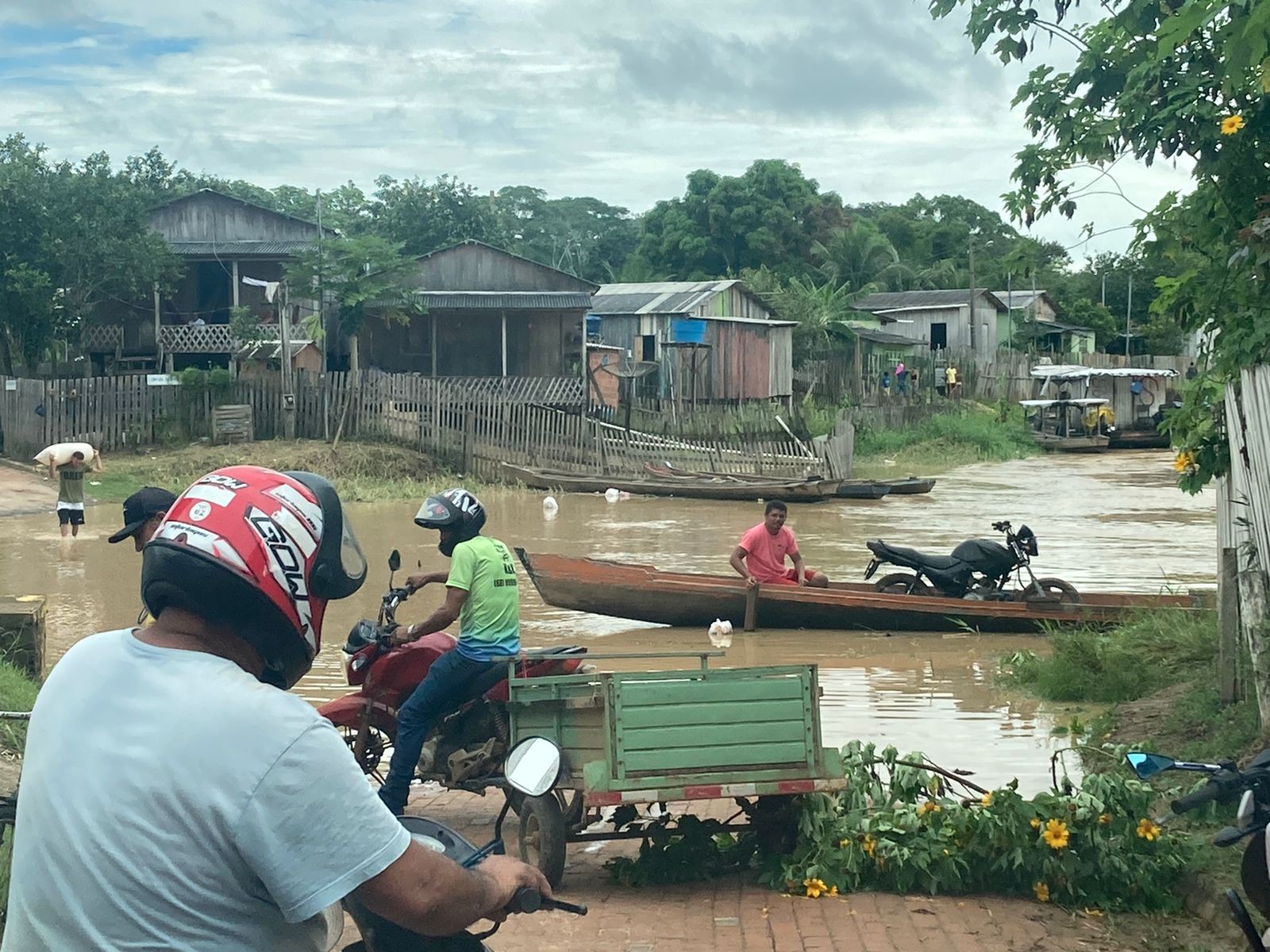 Rio Iaco se aproxima da cota de transbordo e já desabriga famílias no interior do AC