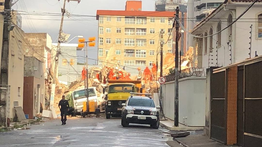 Bombeiros continuam as buscas durante a manhã desta quarta-feira (16) na área dos escombros