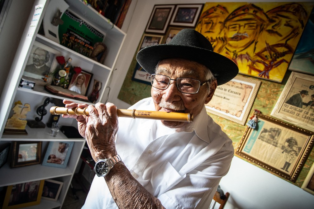O mestre do pÃ­fano SebastiÃ£o Biano continua tocando aos cem anos  â€” Foto: FÃ¡bio Tito/G1 