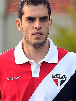 Quinta opção da zaga, Rhodolfo luta para recuperar lugar na zaga tricolor