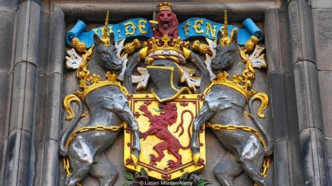 Antes da União das Coroas em 1603, o Brasão Real da Escócia era amparado por dois unicórnios (Foto: LUCIAN MILASAN / ALAMY)
