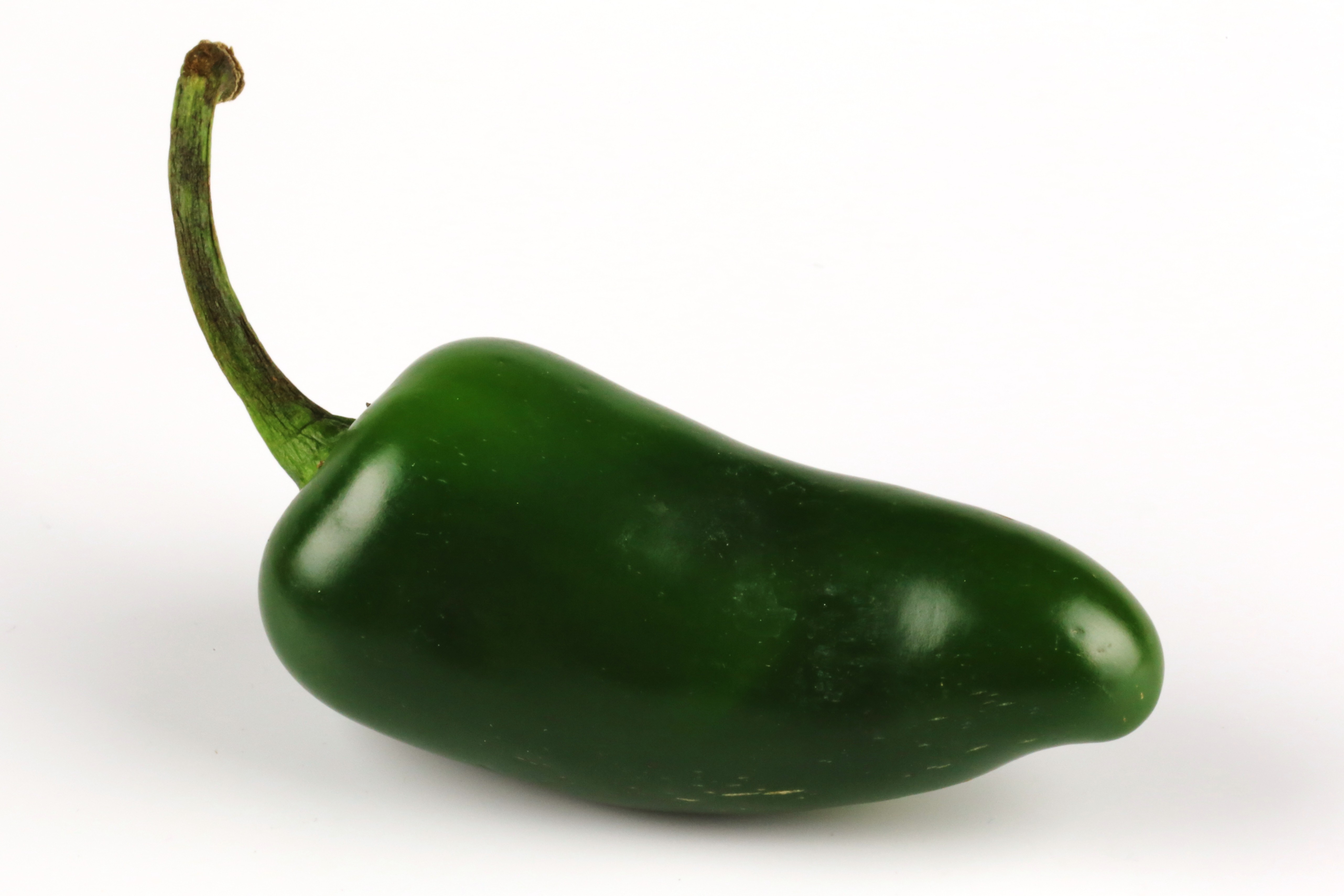 Jalapeños are a pod type of Capsicum annuum. Typically, a plant produces 25 to 35 pods. During a growing period, a plant will be picked multiple times. As the growing season ends, the peppers turn red, as seen in Sriracha sauce. (Foto: Getty Images)