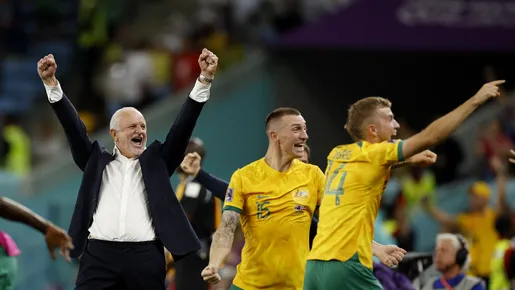 Austrália 'intercepta' bilhete da Dinamarca durante jogo; vídeo
