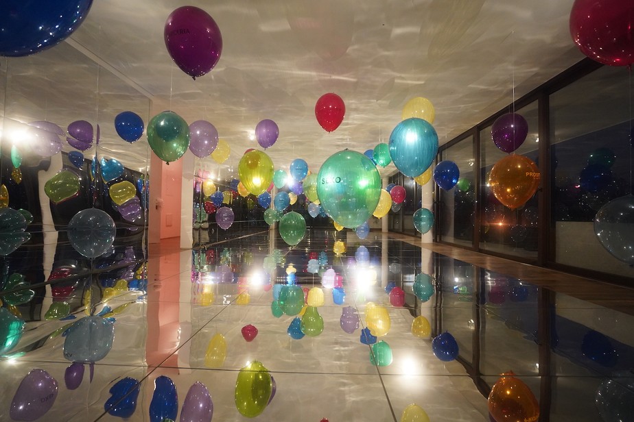 O cenário instagramável com balões pode ser percorrido pelos visitantes da mostra