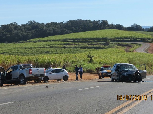 Batida entre carro e caminhonete deixa feridos na BR-491, entre Alfenas e Areado (Foto: Renê Vieira)