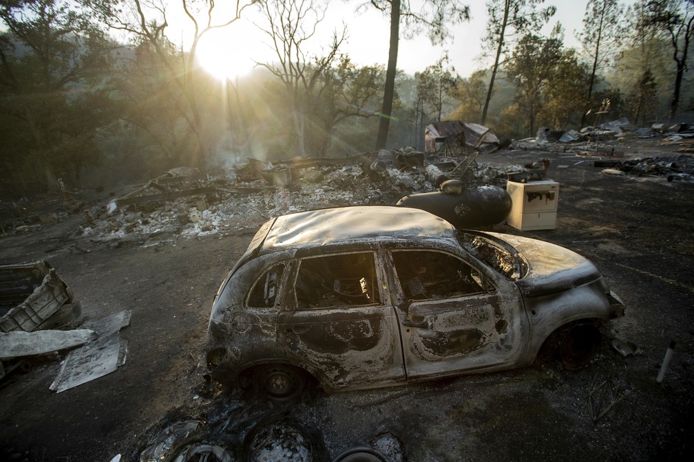 IncÃªndio florestal no norte da CalifÃ³rnia destruiu carros (Foto: Noah Berger/AP)