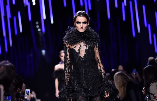 PARIS, FRANCE - MARCH 04:  A model walks the runway during the Elie Saab show as part of the Paris Fashion Week Womenswear Fall/Winter 2017/2018  on March 4, 2017 in Paris, France.  (Photo by Pascal Le Segretain/Getty Images) (Foto: Getty Images)