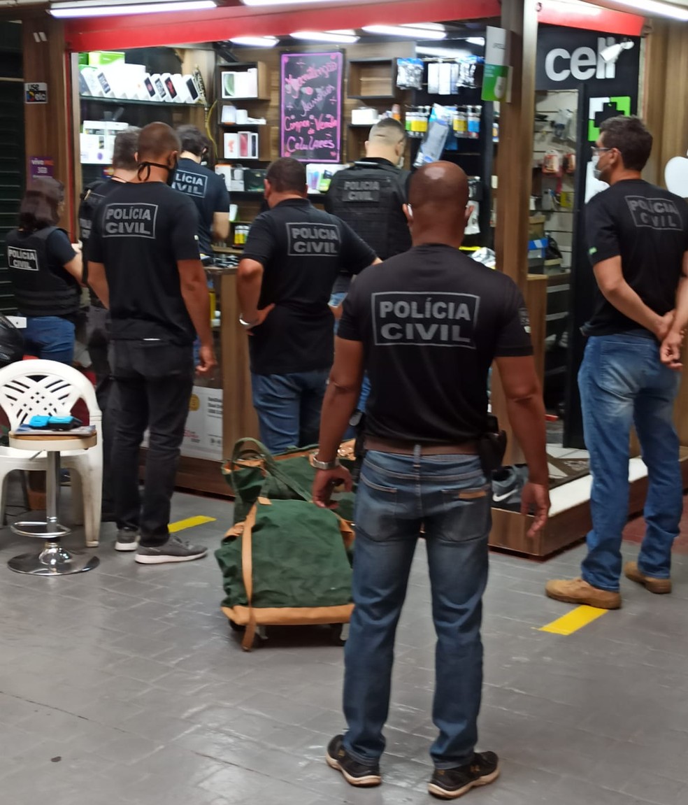 PCDF cumpre mandados de busca em banca na Feira dos Importados, durante operação Poderoso Chefão, nesta quinta-feira (17), no DF — Foto: Robson Rafael/TV Globo