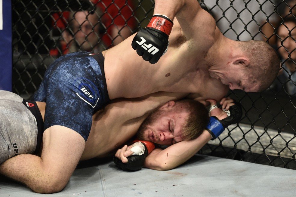 Joe Lauzon castiga o rosto de Jonathan Pearce no solo — Foto: Chris Unger/Getty Images