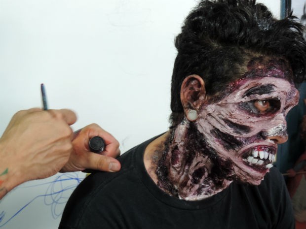 G1 - G1 ensina a 'virar' zumbi com maquiagem que usa papel e corante -  notícias em Sorocaba e Jundiaí