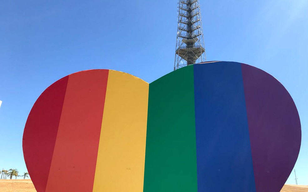 Coração de escultura em homenagem a Brasília no centro da capital ganha adesivo com as cores da bandeira LGBT — Foto: Luiza Garonce/G1