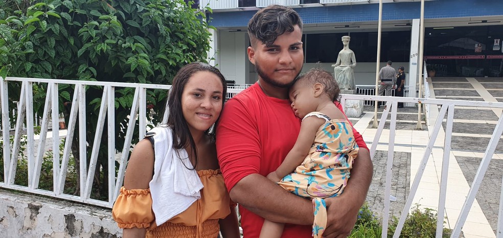 Casal já vive junto há mais de dois anos e enfrentou fila para formalizar união pelo Projeto Cidadão — Foto: Andryo Amaral/Rede Amazônica